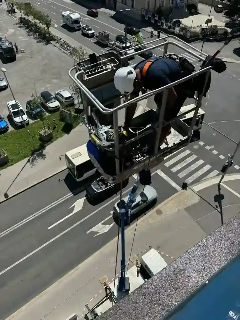 Dante Servis – čistilec na dvižni ploščadi na 30 metrih višine